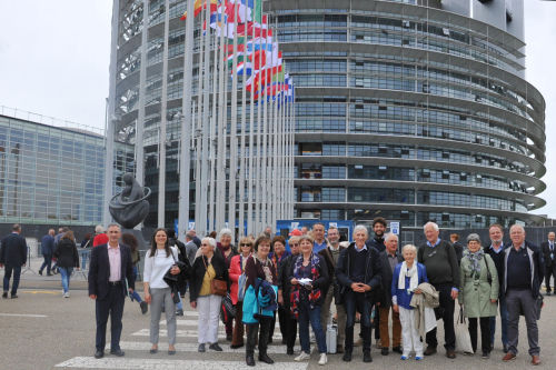 Gruppenfoto vor dem Europaparlament